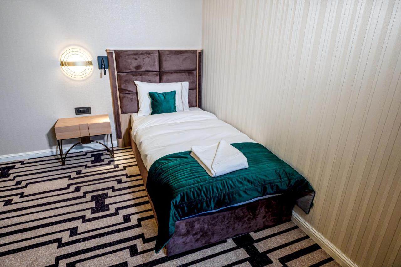 Hotel Carolin Calimanesti Luaran gambar