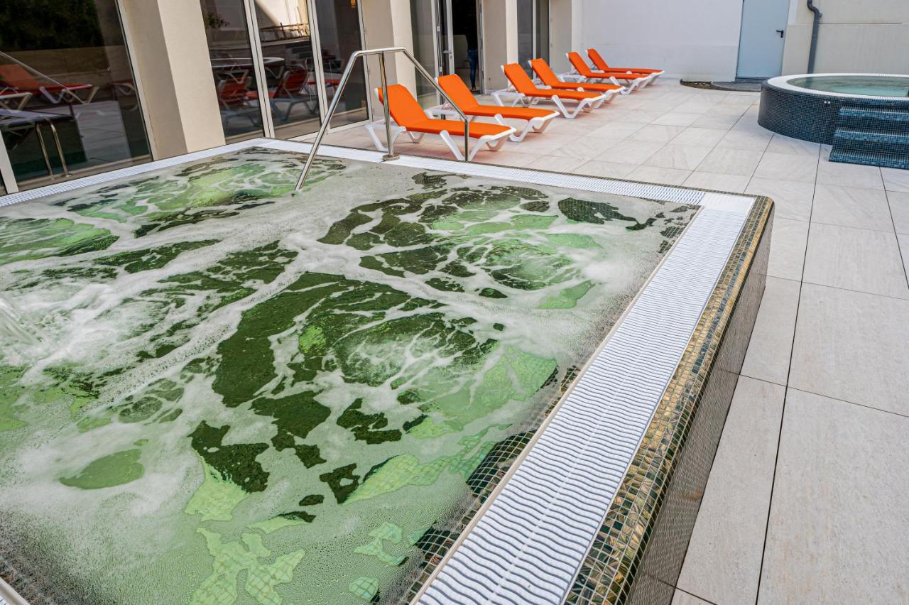 Hotel Carolin Calimanesti Luaran gambar