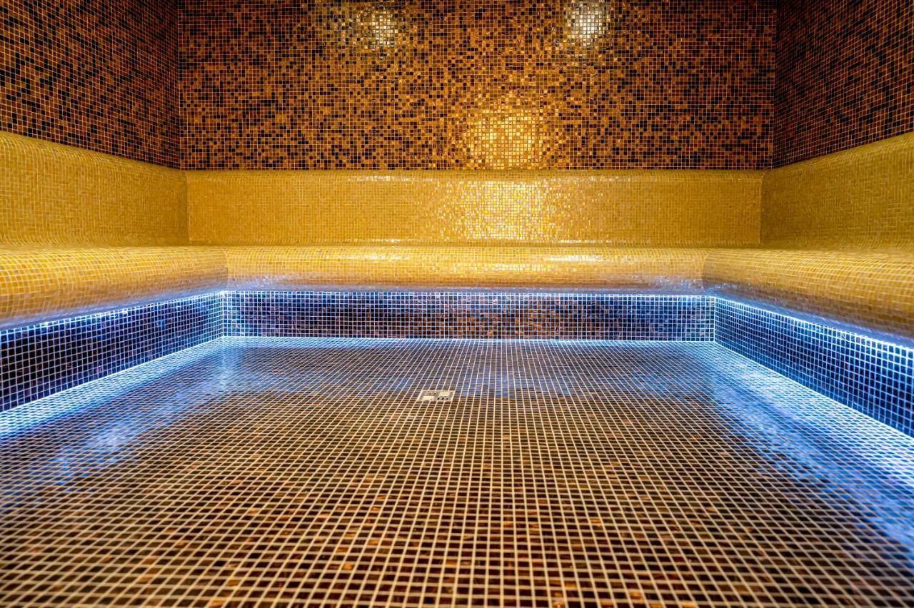 Hotel Carolin Calimanesti Luaran gambar