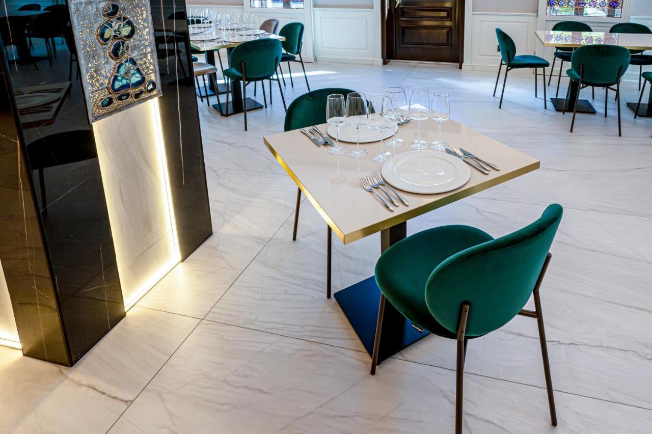 Hotel Carolin Calimanesti Luaran gambar