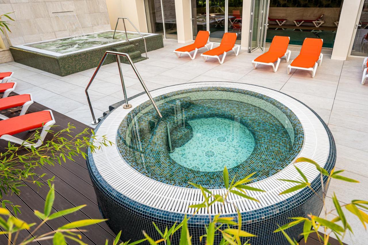 Hotel Carolin Calimanesti Luaran gambar