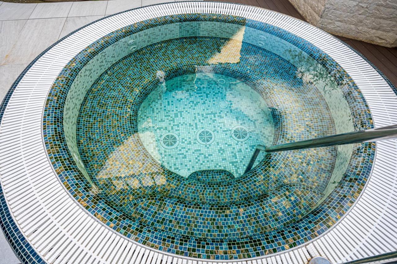 Hotel Carolin Calimanesti Luaran gambar