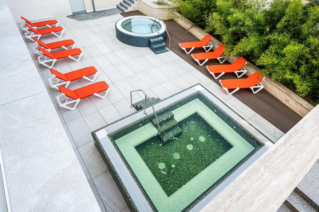Hotel Carolin Calimanesti Luaran gambar